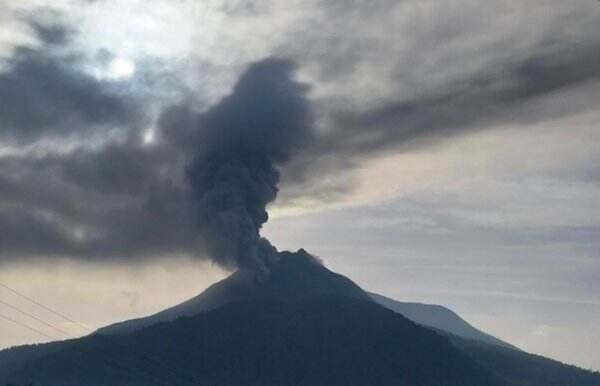 Meletus Lagi, Gunung Lewotobi Laki-Laki Muntahkan Abu Vulkanik Setinggi 2.000 Meter