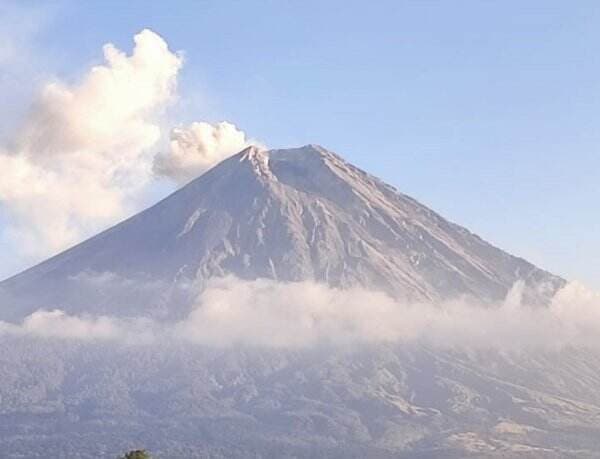 Akibat Cuaca Buruk, Penutupan Pendakian ke Gunung Semeru Diperpanjang