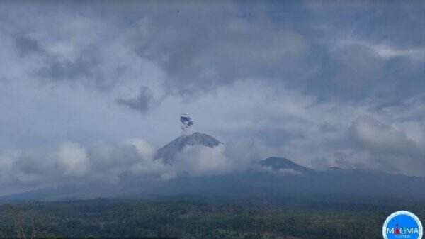 Gunung Semeru Erupsi Lagi Pagi Ini, Luncurkan Abu Vulkanik 900 Meter