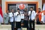 Hadapi Pilkada 2024, DPP PKS Serahkan SK kepada 5 Cakada dari Indonesia Timur