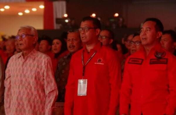 Hadiri Rakernas Ke-V, Andika Perkasa Kenakan Seragam PDIP   