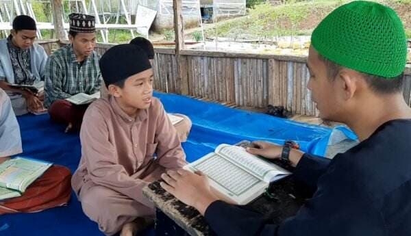 Keutamaan Menghafal Alquran, Dapat Syafaat hingga Dipakaikan Mahkota Kehormatan