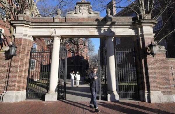 Harvard, MIT Imbau Mahasiswa Internasional Kembali ke AS Sebelum Trump Dilantik, Ada Apa?