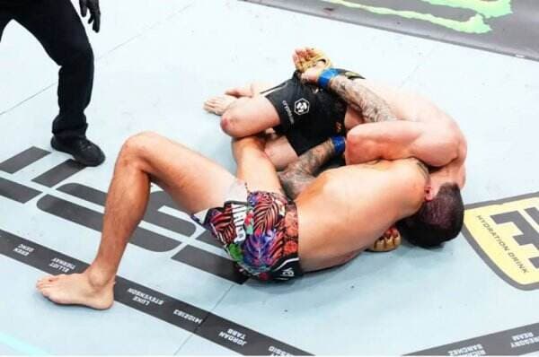 Hasil UFC 302: Kuncian Islam Makhachev Bikin Dustin Poirier Tertidur di Ronde 5