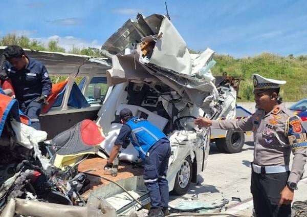 Penampakan Mengerikan HiAce usai Tabrak Truk Boks di Tol Cisumdawu Tewaskan 3 Orang Penampakan Mengerikan HiAce usai Tabrak Truk Boks di Tol Cisumdawu Tewaskan 3 Orang