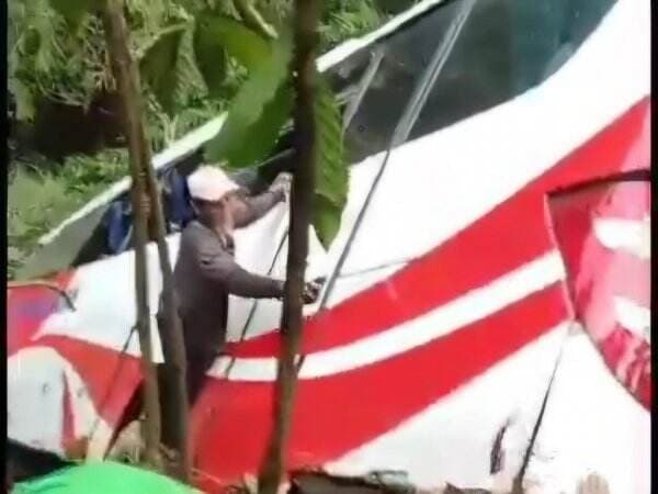 Hilang Kendali, Bus di Lampung Barat Tabrak dan Seret Pemotor hingga Terjun ke Jurang      