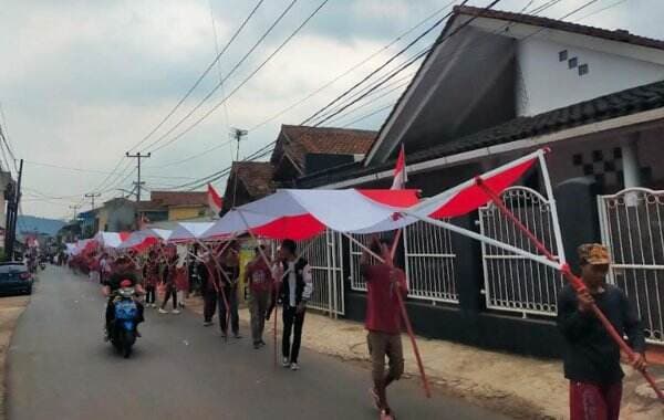 HUT Ke-79 RI, Warga Sukabumi Kibarkan Bendera Merah Putih 79 Meter