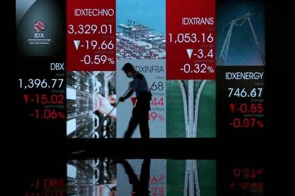 IHSG Turun ke Level 7.267 pada Jeda Makan Siang   