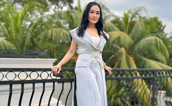 Doa Iis Dahlia di Depan Kakbah, Minta Umur Panjang hingga Menantu Terbaik Doa Iis Dahlia di Depan Kakbah, Minta Umur Panjang hingga Menantu Terbaik