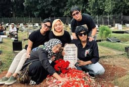 Shahnaz Haque Unggah Foto Haru, Potret Ikang Fawzi Ziarahi Makam Marissa Haque