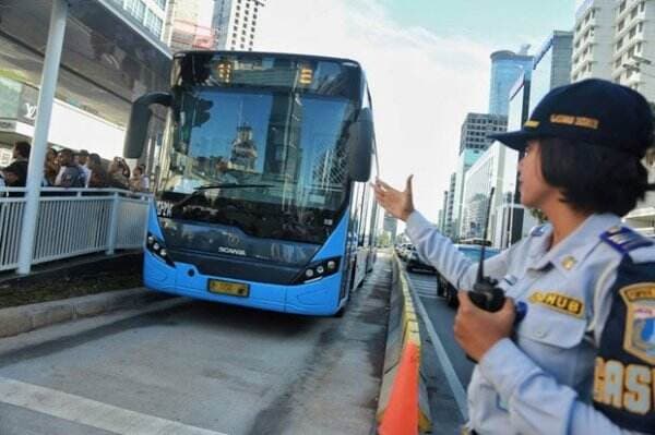 Jakarta Diguyur Hujan Sore Ini, Rute Bus TransJakarta dan Mikrotrans Terdampak