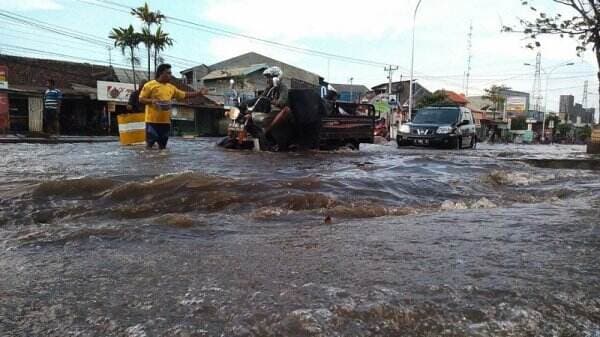 Ada Supermoon, Waspada Banjir Rob Terjang Wilayah Pesisir Indonesia hingga 23 September!