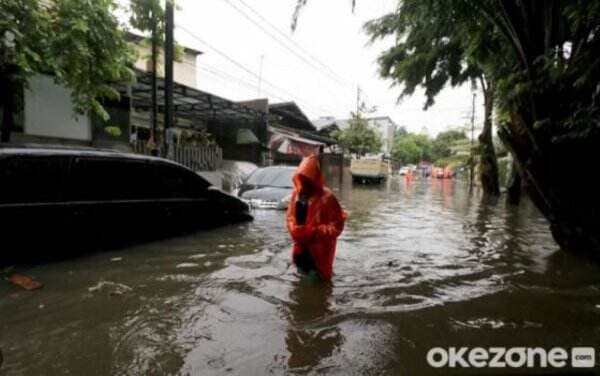 2 Ruas Jalan di Cilandak Jaksel Terendam Banjir Usai Diguyur Hujan Deras 