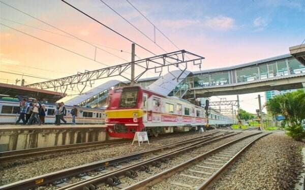 Viral! Petugas Stasiun Depok Baru Gagalkan Aksi Percobaan Bunuh Diri