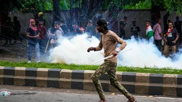 Polisi Lemparkan Gas Air Mata ke Pengunjuk Rasa yang Marah Atas Pemerkosaan dan Pembunuhan Dokter India