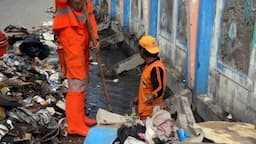 Petugas PPSU Mulai Bersihkan Sampah di Genangan Rob Muara Angke Jakut