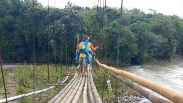 Miris! Siswa di Bungbulang Garut Bertaruh Nyawa Lewati Jembatan Rusak 