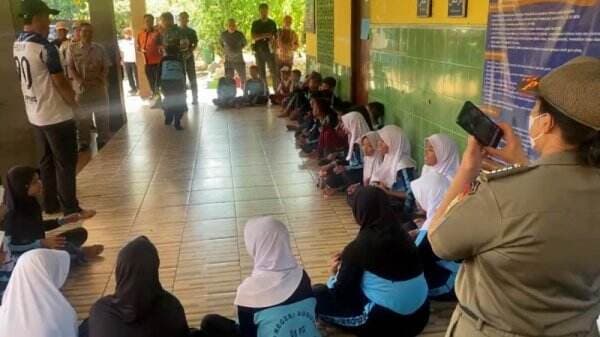  Wamensesneg Juri Ardiantoro Tinjau Makan Bergizi Gratis Hari Pertama di SDN Susukan 08 Pagi Ciracas