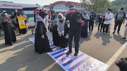 Dukung Palestina, Ribuan Orang Injak-Injak Bendera Israel di Jakarta
