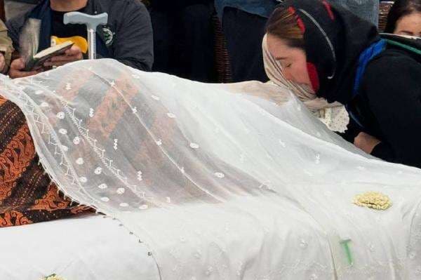 Tangis Inul Daratista saat Bersimpuh di Depan Jenazah Titiek Puspa: Aku Ikhlas Tangis Inul Daratista saat Bersimpuh di Depan Jenazah Titiek Puspa: Aku Ikhlas