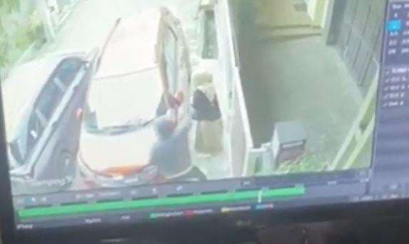 Terekam CCTV, IRT di Bandung Ditodong Pistol lalu Diculik OTK Depan Rumah