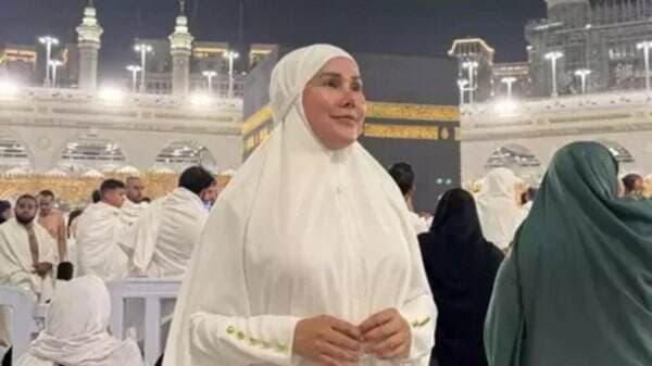 Kronologi Isa Zega Umrah Pakai Baju Perempuan, Padahal Laki-Laki