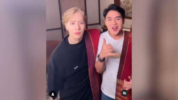 Jackson Wang Joget Pakai Kain Ulos Bareng Jerome Polin, Netizen: Marganya Apa Bang? Jackson Wang Joget Pakai Kain Ulos Bareng Jerome Polin, Netizen: Marganya Apa Bang?