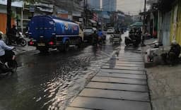 Jalan Jelambar Jakbar Tergenang Imbas Hujan Semalam, BPBD: Saat Ini Sudah Surut