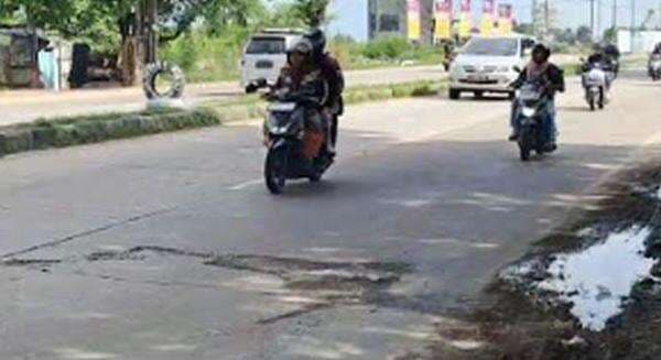Pemudik Keluhkan Jalan Rusak di Karawang, Korban Capai 18 Orang Pemudik Keluhkan Jalan Rusak di Karawang, Korban Capai 18 Orang