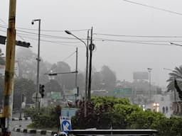 Jalur Puncak <i>One Way</i> Arah Jakarta Siang Ini, Cuaca Hujan