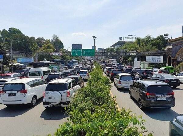 Macet Horor di Puncak saat <i>Long Weekend</i>, Kemenparekraf: Ada 150 Ribu Kendaraan