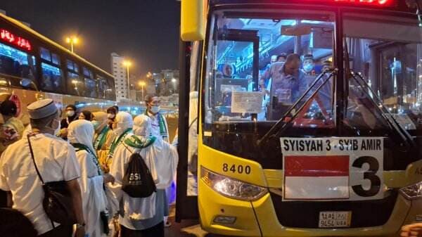   Jamaah Haji Bersiap Bergerak ke Arafah, Petugas Pindai Smart Card Sebelum Naik Bus