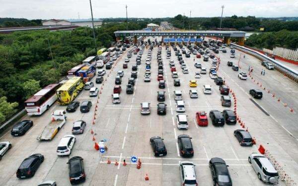 50 Persen Pemudik Sudah Kembali ke Jakarta, Puncak Arus Balik Hari Ini 50 Persen Pemudik Sudah Kembali ke Jakarta, Puncak Arus Balik Hari Ini