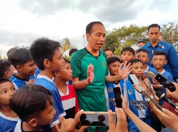 Jelang Putusan Sengketa Pilpres, Jokowi dan Menteri Asyik Main Bola di Gorontalo