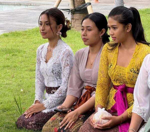 Potret Jennifer Coppen Saksikan Tradisi Melaspas di Rumah Barunya, Tulis Pesan tentang Toleransi Potret Jennifer Coppen Saksikan Tradisi Melaspas di Rumah Barunya, Tulis Pesan tentang Toleransi