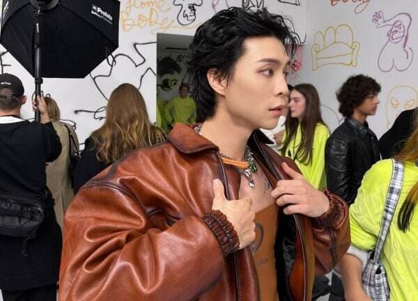 Tampilan Unik Johnny NCT di Paris Fashion Week, Street Style to Next Level