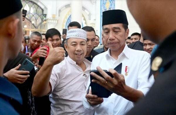 Jokowi Diserbu Warga Usai Sholat Jumat di Masjid Agung Medan