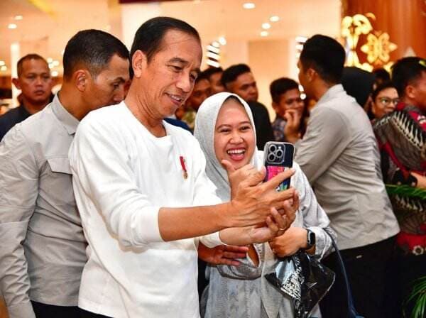 Jokowi Jalan-Jalan di Mal Balikpapan, Warga Rebutan untuk Swafoto