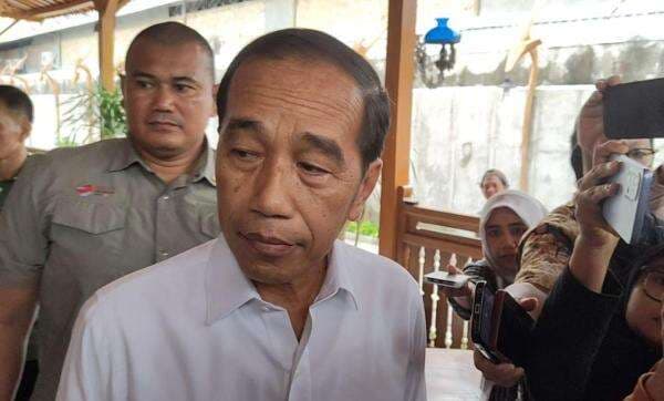 Tunjukkan Ijazah ke Wartawan, Jokowi Klaim Tempat Penyimpanannya Masih Asli Pemberian UGM Tunjukkan Ijazah ke Wartawan, Jokowi Klaim Tempat Penyimpanannya Masih Asli Pemberian UGM