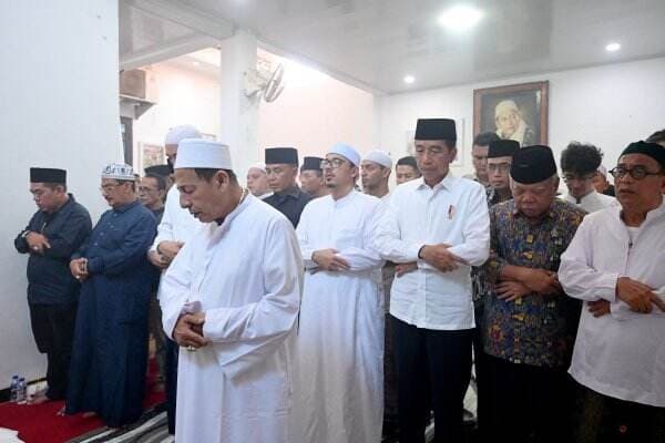 Jokowi Takziah ke Rumah Duka Syarifah Salma Istri Habib Luthfi bin Yahya   