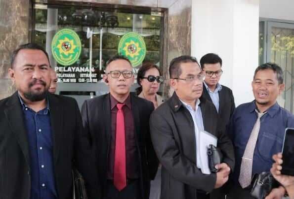 Sosok Zaenal Mustofa Pengacara Penggugat Ijazah Jokowi, Kini jadi Tersangka Pemalsuan Dokumen Sosok Zaenal Mustofa Pengacara Penggugat Ijazah Jokowi, Kini jadi Tersangka Pemalsuan Dokumen