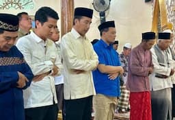 Jokowi Salat Jumat Bareng Cagub Jateng Ahmad Luthfi di Tegal, Warga Berebut Salaman