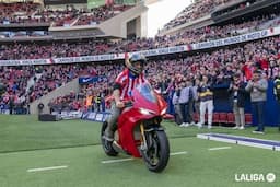 Pamer Trofi Juara Dunia MotoGP 2024, Jorge Martin Geber Motor Ducati di Markas Atletico Madrid