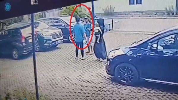 Juru Parkir Kafe di Pasuruan Nekat Tantang Duel Polisi Terekam CCTV Juru Parkir Kafe di Pasuruan Nekat Tantang Duel Polisi Terekam CCTV