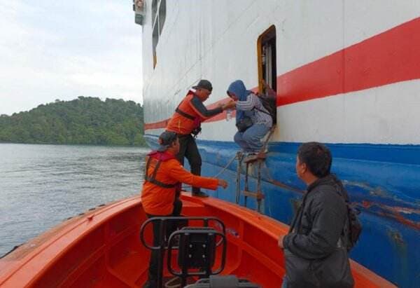 Cuaca Buruk, Kapal Jagantara Bermuatan Ratusan Penumpang Kandas di Lampung Selatan