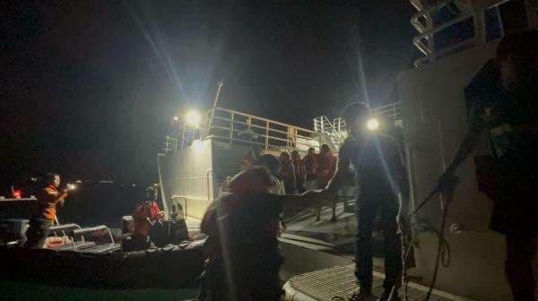 Dramatis! Bakamla Evakuasi Belasan ABK Kapal Feri Terbakar di Laut Banten, Ini Penampakannya Dramatis! Bakamla Evakuasi Belasan ABK Kapal Feri Terbakar di Laut Banten, Ini Penampakannya