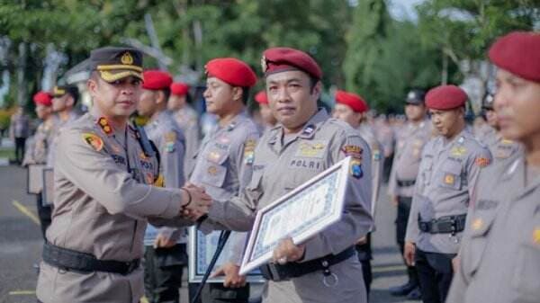 Berprestasi, 27 Anggota Polres Sampang Terima Penghargaan dari Kapolres