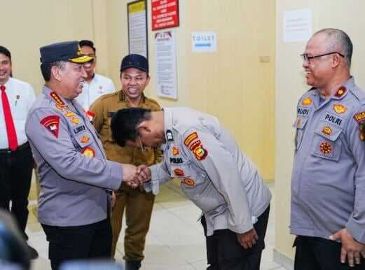 Kapolri Beri Tiket Sekolah Perwira ke Aiptu Jimmi Pemilik Pesantren Gratis di Pekanbaru Kapolri Beri Tiket Sekolah Perwira ke Aiptu Jimmi Pemilik Pesantren Gratis di Pekanbaru