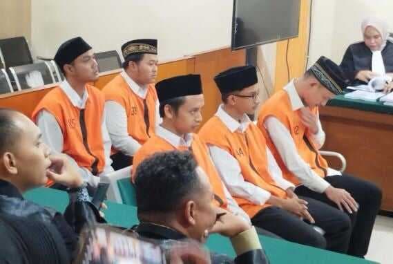 Lolos Hukuman Mati, 8 Terdakwa Pabrik Narkoba di Malang Divonis 18 dan 20 Tahun Bui Lolos Hukuman Mati, 8 Terdakwa Pabrik Narkoba di Malang Divonis 18 dan 20 Tahun Bui