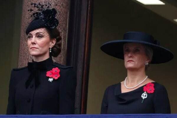 Potret Kate Middleton Hadiri Upacara <i>Rememberance Day</i>, Tampil Elegan dengan Setelan <i>All Black</i>